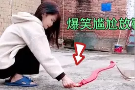 爆笑：盘点12个美女放鞭炮尴尬搞笑现场，把隔夜饭笑吐出来视频封面