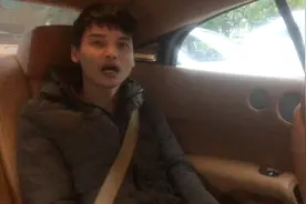 养老哥坐上劳斯莱斯，还不忘记粉丝让他们也坐上劳斯莱斯。视频封面