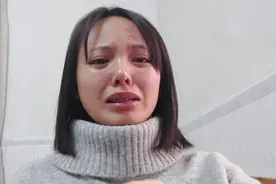 对门邻居说我关门太大声，被他骂了，还用力踢我的门，忍不住哭了视频封面