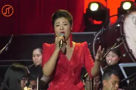 在百位男高音面前开唱，王丽达倾情唱响《亲吻祖国》《黄河渔娘》