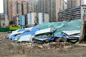 武汉垃圾场丢弃的封控铁皮围挡，好多钱啊！（2022年12月7日）视频封面