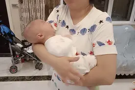 宝宝每晚七八点开始闹觉哭的撕心裂肺，宝妈只好带着宝宝开火车！视频封面