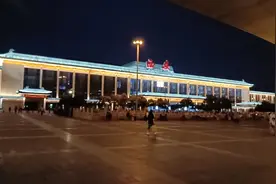 西安火车站空中走廊开通了，从南广场到北广场只需几分钟，很快捷视频封面