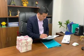公司发放年终奖，厂长管理层层中饱私囊，到员工手上所剩无几？视频封面