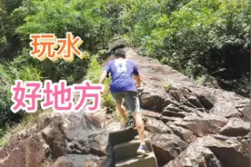 这是清溪湖边上的一个小瀑布，小溪流水，避暑胜地。