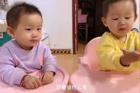 爸爸太不靠谱把宝宝衣服穿反，还不知道，两个宝宝吃柚子连皮都啃视频封面