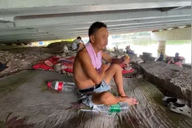 流浪大哥打工二十年一无所有，现在连住的地方都没有，真是废了视频封面