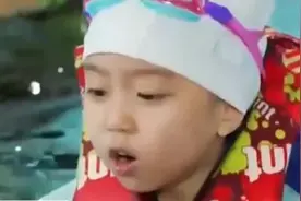 去游泳，穿自己内裤，尴尬场面历历在目视频封面