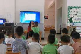 妈妈来上课，拿儿子当教材，在同学面前专讲小毛病视频封面