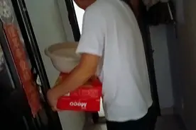 又是一家倒了疏通药粉把下水管道堵死了，只能买礼物去楼下打招呼视频封面