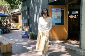 秋天一款白色上衣搭配任何颜色的裙子或者裤子都很好看 清新净干视频封面