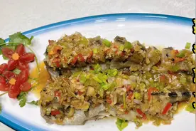 鳕鱼怎么做肉质细嫩、蒜香浓郁而不失鲜美？教你蒜蓉浇汁熬制秘诀视频封面