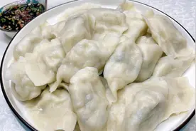 香椿别光炒着吃，跟老厨学习调馅技巧，香椿芽素馅水饺，又鲜又香视频封面