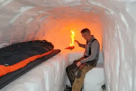 野外生存，男人进行为期十五天的生存挑战，在积雪中挖出庇护所视频封面