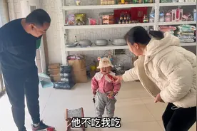 断奶后小若汐特别爱哭闹，阿东说让她随便哭都别管，慢慢给她改好视频封面