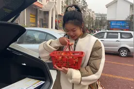 老公去小妹儿家耍，姐姐带大家去摘草莓，回家还给了我一个惊喜视频封面