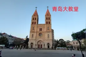 实拍青岛最大的天主教堂，一座近百年的欧式建筑，看着太壮观了视频封面