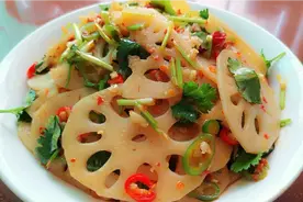 怪不得饭店凉拌藕片那么好吃？技巧做法都交给你，清脆爽口不发黑