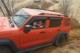 美女小姐姐开着坦克300如此勇猛，挑战不可能？成功真是来之不易