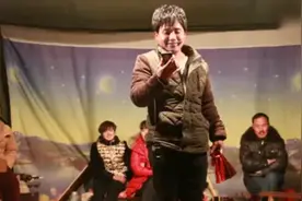 杨晓琼在农村舞台演出视频封面