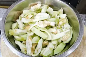 为啥你在家炖茄子不好吃，大厨教你正确做法，汤色浓白软嫩入味