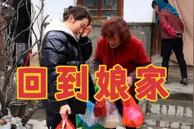 一年内两位亲人相继离世，远嫁的女儿回到娘家，进门便失声痛哭视频封面