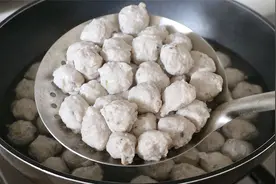 1斤猪肉做1锅肉丸子，个个Q弹有嚼劲，配方比例超详细，一次成功