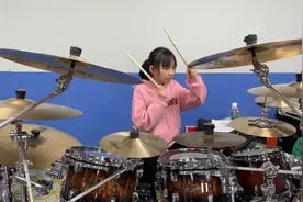 小丫头架子鼓打得越来越有个性，节奏感很强视频封面