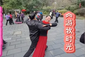 公园广场上78岁老人跳交谊舞健身，舞步潇洒自如老有所乐！