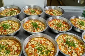 实拍深圳幼儿园食堂饭菜的一日三餐制作流程一人掌勺配倆阿姨搭配