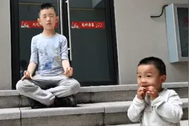 哥哥和弟弟挑战吃辣条，开始弟弟不吃辣的，最后都这样吃太搞笑了