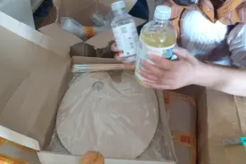 来一个开箱仪式，买了好多的油画颜料和工具，准备潜心画画，期待视频封面