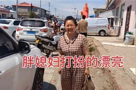 参加婚礼宴席，广西胖媳妇编头发穿裙子，打扮的让一宁直夸好看视频封面