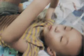 父母不管如何对待孩子，孩子依然爱着父母，这就是爱，一辈子幸福视频封面