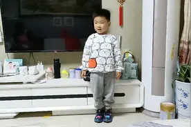 背唐诗《游子吟》3岁3个月视频封面