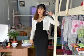 秀秀花60买件吊带裙，上身效果气质又显身材，工地这样穿太羞涩了