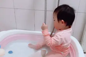 爸爸出差回家，小芋圆扑在爸爸怀里，不肯下来了！视频封面