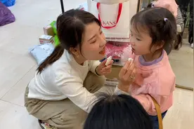 两岁的小子夏说话有模有样，一来工作室就臭美化妆，背着包不舍放视频封面