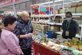 北京电视台主持人火风在第三届中国生态食品博览会上现场采访…视频封面