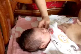 出生23天的宝宝肚子胀气一天内吐奶数次，看新手奶爸如何一招搞定