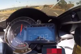 国外不限速高速摩托车狂飙到399km，真正的车在前面跑，魂在后面视频封面