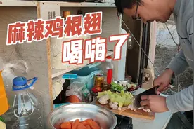 和狗狗在海边废弃广场露营，做麻辣鸡根翅，美景美食最后喝嗨了