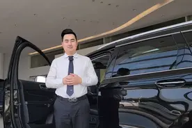 锐界plus高配尊锐版和豪锐版在车前排的细节对比，大家参考一下视频封面