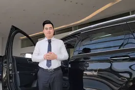 锐界plus高配尊锐版和豪锐版在车前排的细节对比，大家参考一下视频封面