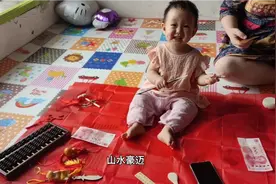 今天是小七月一周岁生日，给小七月做了个抓揪仪式，看看能抓什么视频封面