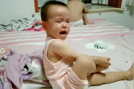 母爱最伟大，宝宝被宝妈打哭了，最后宝妈一招解决，宝宝不哭了视频封面