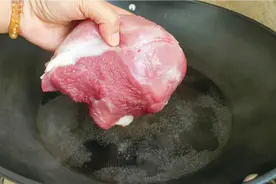 万万没想到，把猪肉放进滚烫的开水中，出锅瞬间变美食，太香了