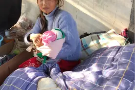横店流浪女和她的宝宝后续，每天睡公园睡大街只是喜欢外面的生活视频封面