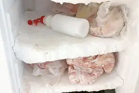 冰箱结冰太厚不要砸！只需一个小喷壶！三分钟冰块自动脱落！