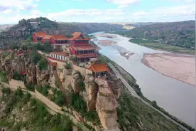 陕西黄河畔的千年古建筑，古人建在山脊一排房子，至今完好无损！